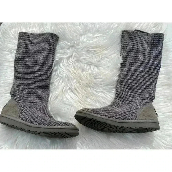 UGG®
Women's Classic Cardy Boots - Picture 4 of 7